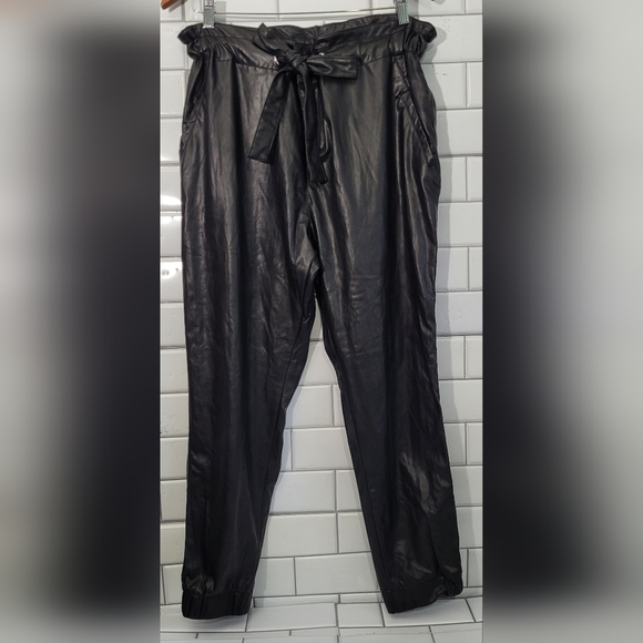 SOHO NEW YORK & COMPANY JEANS Ladies Black Faux Leather Jogger Style Pant Drawst - Picture 1 of 8